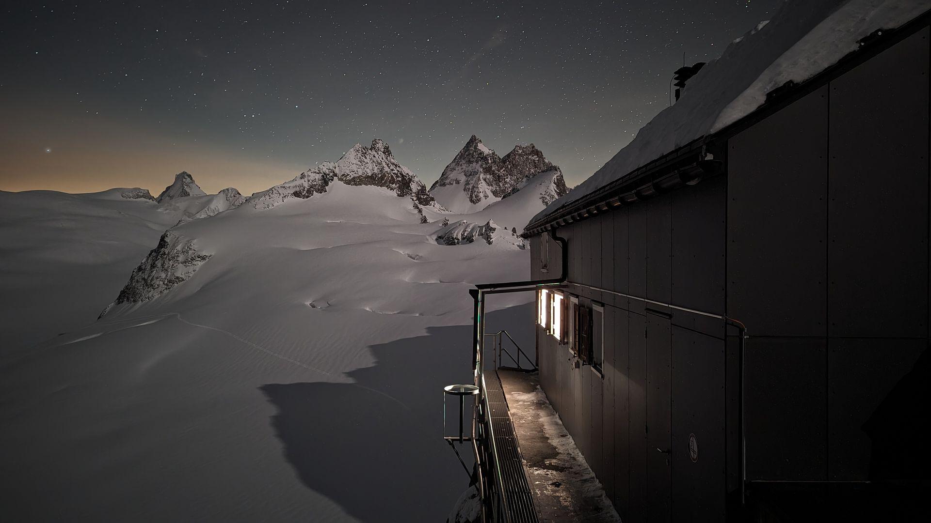 Night sky above the Cabane Bertol